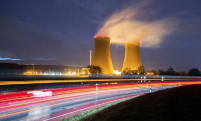 Vapor emana de las torres de enfriamiento de la planta de energía nuclear Grohnde, cerca de Grohnde, Alemania, el miércoles 29 de diciembre de 2021. (Julian Stratenschulte/dpa vía AP)