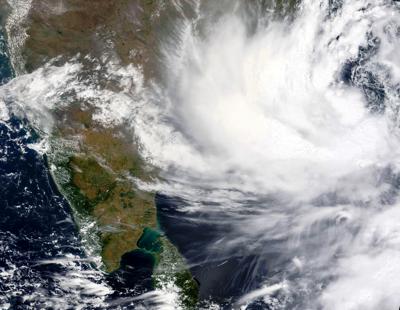 En esta imagen del lunes 24 de mayo de 2021, una foto de satélite proporcionada por la NASA muestra el ciclón Yaas acercándose a la costa oeste de India. Se esperaba que tocara tierra el miércoles 26 de mayo de 2021. (NASA Worldview, Sistema de Información y Datos de Observación Terrestre (EOSDIS) via AP)