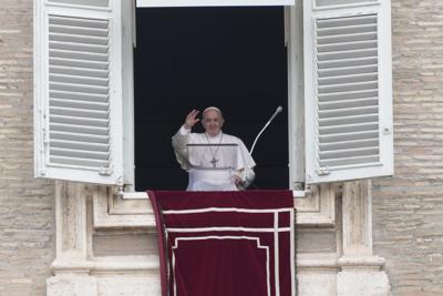 El papa Francisco saluda desde la ventana de su oficina a la gente en la Plaza de San Pedro mientras reza el ángelus, martes 29 de junio de 2021. (AP Foto/Gregorio Borgia)