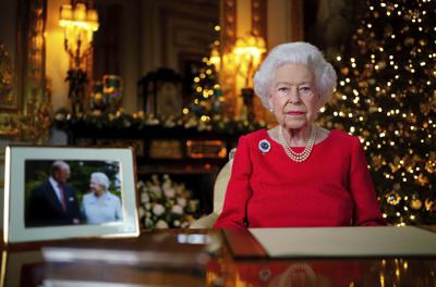 En esta foto sin fecha proveída el 23 de diciembre del 2021, la reina Isabel II de Gran Bretaña graba su mensaje anual de Navidad en el Castillo de Windsor, Iglaterra. (Victoria Jones/Pool vía AP)