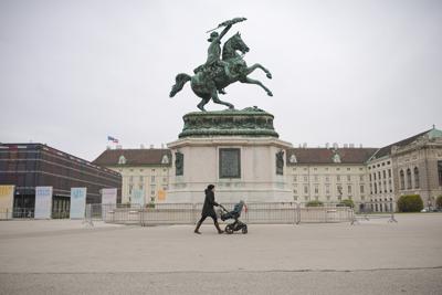 Una mujer empuja un coche de niño en Viena, Austria, el lunes 22 de noviembre de 2021. (AP Foto/Vadim Ghirda)