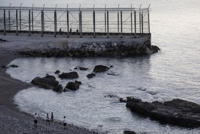 Unos niños jugando en la playa cerca de la frontera entre España y Marruecos, en Ceuta, el 3 de junio de 2021. (AP Foto/Bernat Armangue)