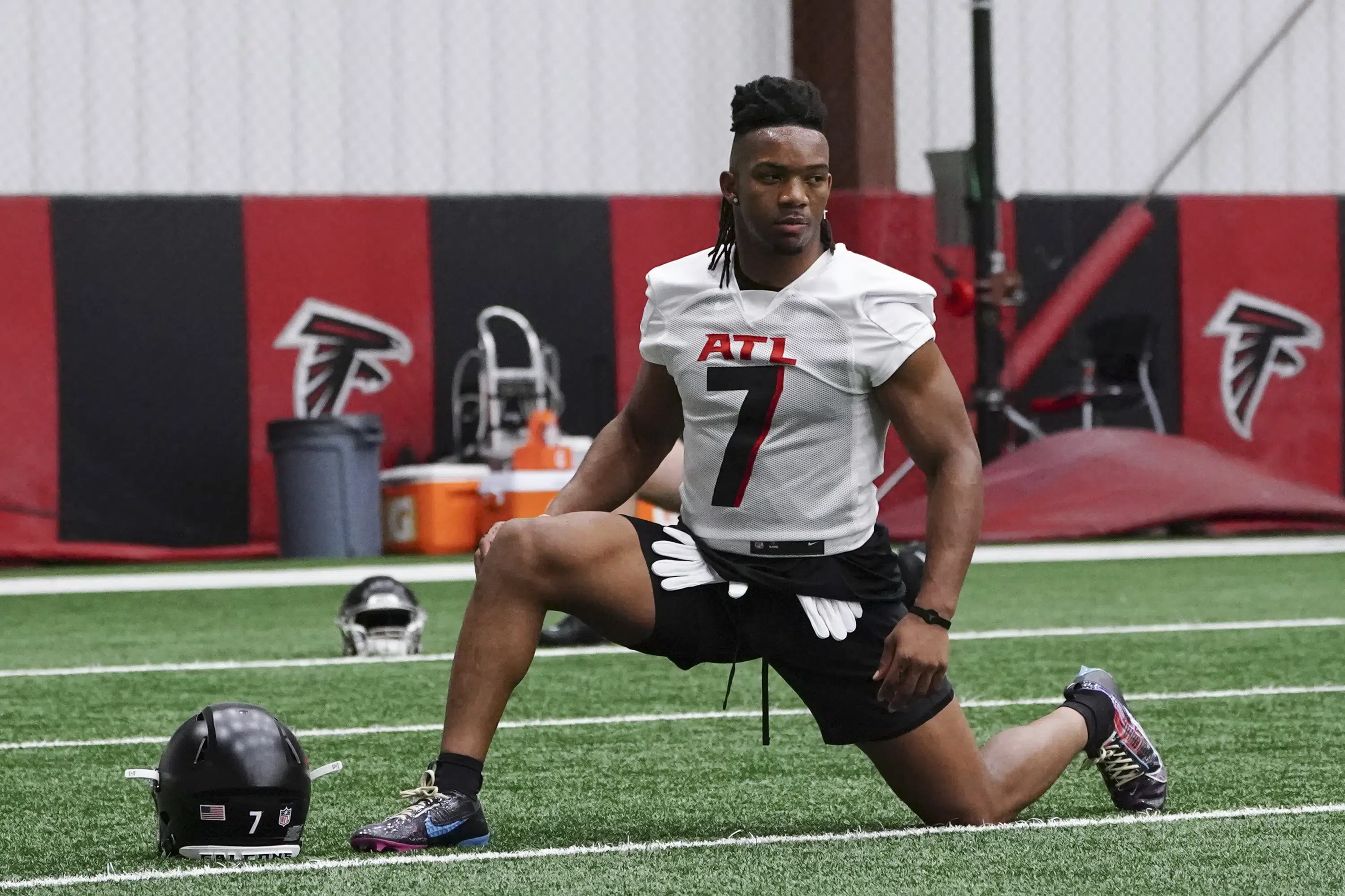 Falcons RB Bijan Robinson signs contract, debuts No. 7 jersey at rookie minicamp | AP News