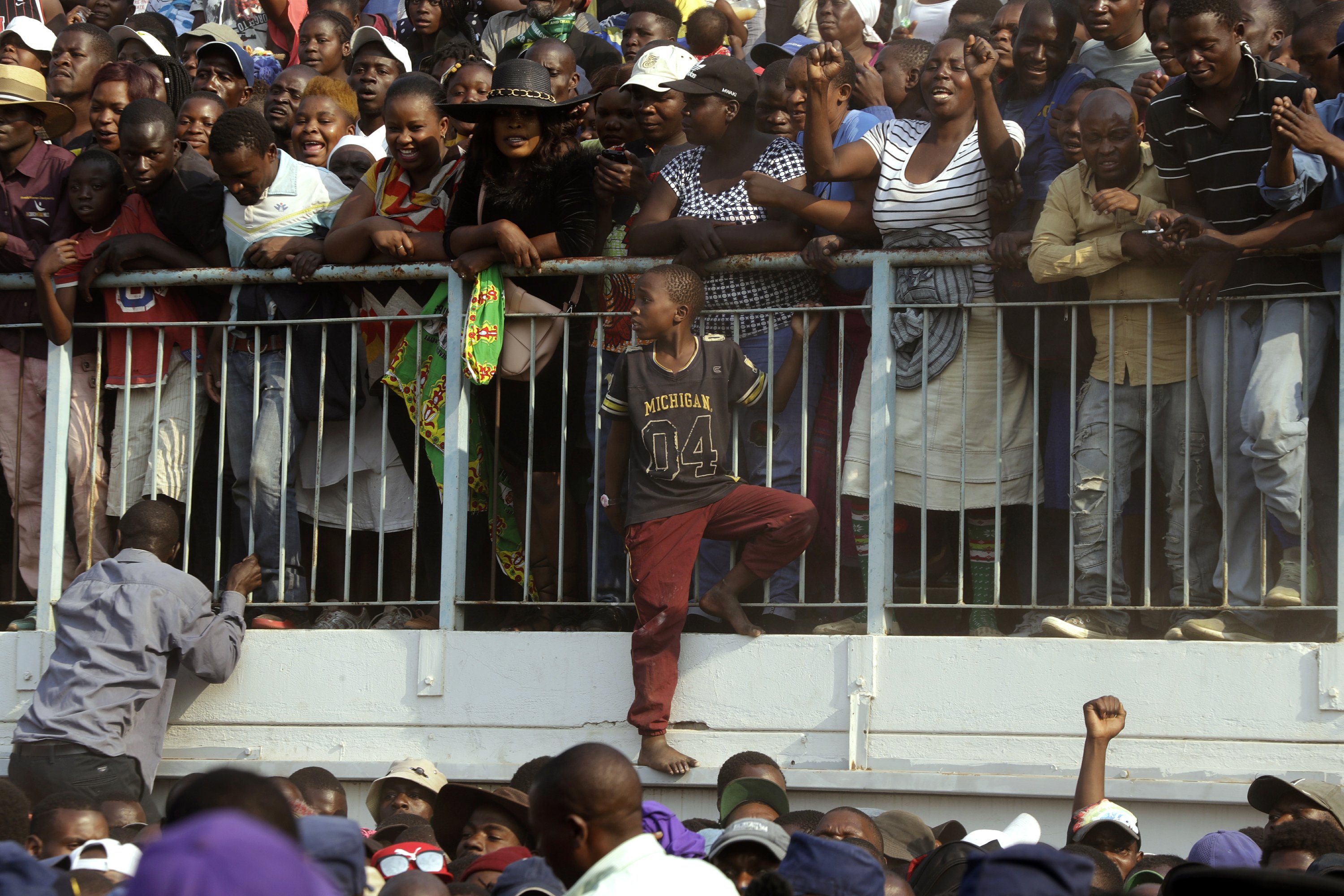 Mourning for Zimbabwe’s Mugabe marred by dispute, stampede Mourning for Zimbabwe’s Mugabe marred by dispute, stampede