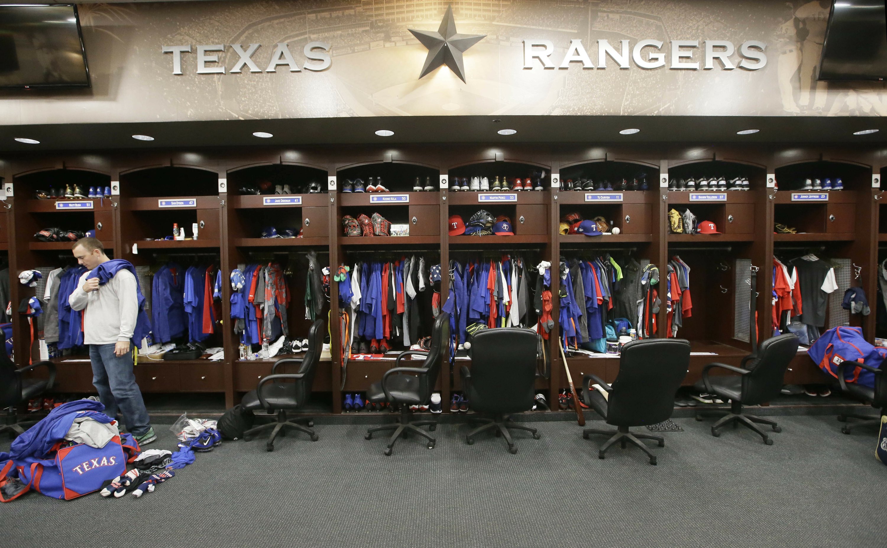 NBA, MLB, NHL, MLS closing locker rooms 