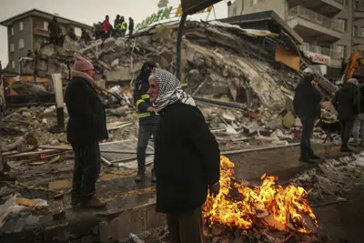 ARCHIVO - Personas permanecen en las calles al lado de una estructura que se desplomó luego de un sismo registrado en Malatya, Turquía, el 7 de febrero de 2023. (AP Foto/Emrah Gurel, archivo)