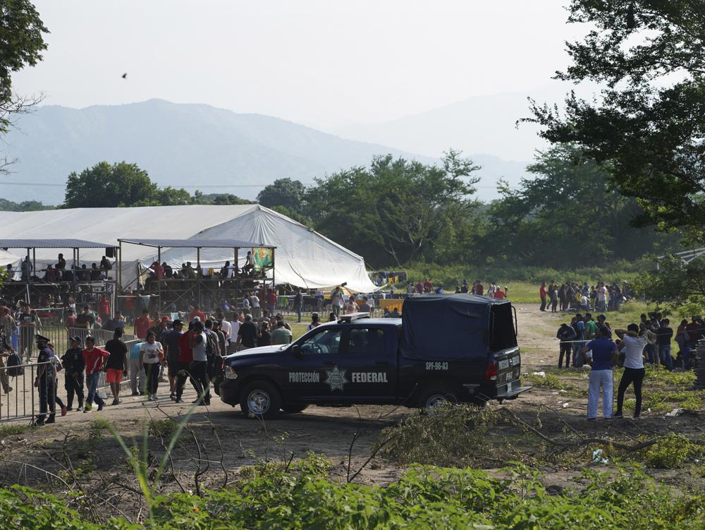 Migrantes, en su mayoría de Venezuela, llegan a un campamento donde las autoridades mexicanas emiten permisos para que puedan continuar su camino hacia el norte, en San Pedro Tapanatepec, Oaxaca, México, el 5 de octubre de 2022. Mientras los migrantes, especialmente los venezolanos, enfrentan el nuevo desafío que supone la nueva política estadounidense para disuadir que crucen su frontera, la localidad de San Pedro Tapanatepec actúa como anfitrión inesperado de más de 10.000 migrantes acampados muy lejos de la frontera de Estados Unidos. (Foto AP/Marco Ugarte)