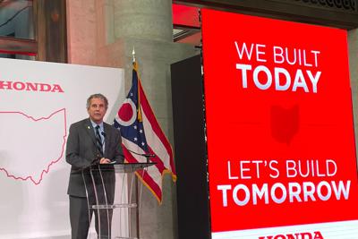 El senador Sherrod Brown de Ohio expresa su apoyo a la automotriz Honda en conferencia de prensa en la sede del gobierno estatal en Columbus, Ohio, 11 de octubre de 2022. Honda anunció planes para crear una empresa conjunta de fabricación de baterías con una inversión de 3.500 millones de dólares más 700 millones en una fábrica de automotores eléctricos. (AP Foto/Samantha Hendrickson)