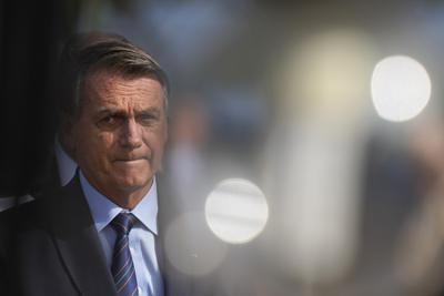 El presidente brasileño Jair Bolsonaro llega a una misa en memoria de su difunta madre, Olinda Bonturi Bolsonaro, el jueves 27 de enero de 2022, en la catedral de la Reina de la Paz, en Brasilia, Brasil. (AP Foto/Eraldo Peres)