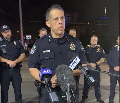 Fotografía facilitada por la policía de Austin muestra al jefe de esa agencia, Joseph Chacon, hablando con los periodistas sobre un tiroteo en esa ciudad de Texas, en las primeras horas del sábado 12 de junio de 2021. (Departamento de policía de Austin vía AP)