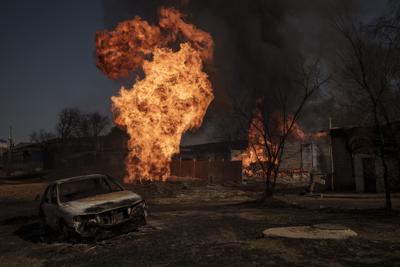 Llamas y humo se alzan de un incendio tras un ataque de Rusia, el viernes 25 de marzo de 2022, en Járkiv, Ucrania. (AP Foto/Felipe Dana)