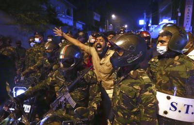 Un hombre grita consignas antigubernamentales durante una protesta frente a la residencia privada del presidente, el jueves 31 de marzo de 2022, en las afueras de Colombo, Sri Lanka. (AP Foto/Eranga Jayawardena)