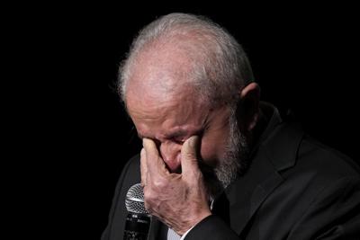 El presidente electo de Brasil, Luiz Inacio Lula da Silva, se limpia las lágrimas mientras habla sobre las propuestas de su gobierno para los más pobres durante una reunión con legisladores y líderes comunitarios en la sede de su ejecutivo de transición, en Brasilia, Brasil, el 10 de noviembre de 2022. Da Silva asumirá el cargo el 1 de enero. (AP Foto/Eraldo Peres)