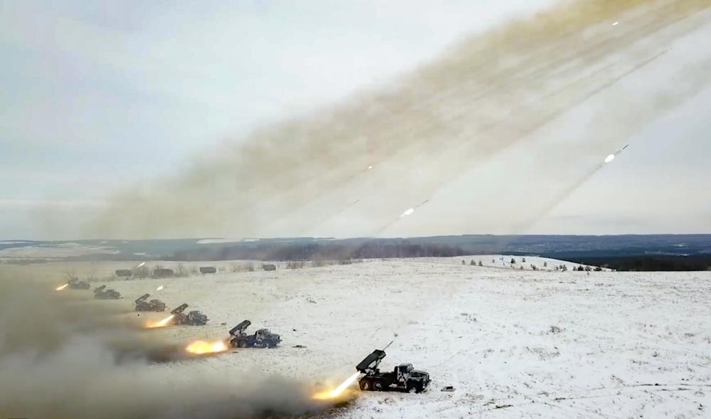 ARCHIVO - En esta imagen tomada de un video y publicada por el Servicio de Prensa del Ministerio de Defensa de Rusia, lanzacohetes rusos disparan durante ejercicios militares cerca de Oremburgo en los Urales, Rusia, el 16 de diciembre de 2021. Con decenas de miles de tropas rusas posicionadas cerca de Ucrania, el El Kremlin ha mantenido a EE. UU. y sus aliados adivinando sus próximos movimientos en la peor crisis de seguridad entre Rusia y Occidente desde la Guerra Fría.  (Servicio de Prensa del Ministerio de Defensa Ruso vía AP, Archivo)