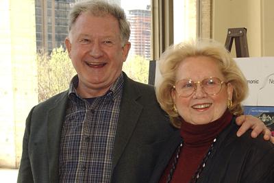 Harvey Evans y Barbar Cook llegan al ensayo de la presentación de la Filarmónica de Nueva York del musical "Candide", el martes 4 de mayo de 2004, en el Lincoln Center, de Nueva York. (AP Foto/Dean Cox, Archivo)