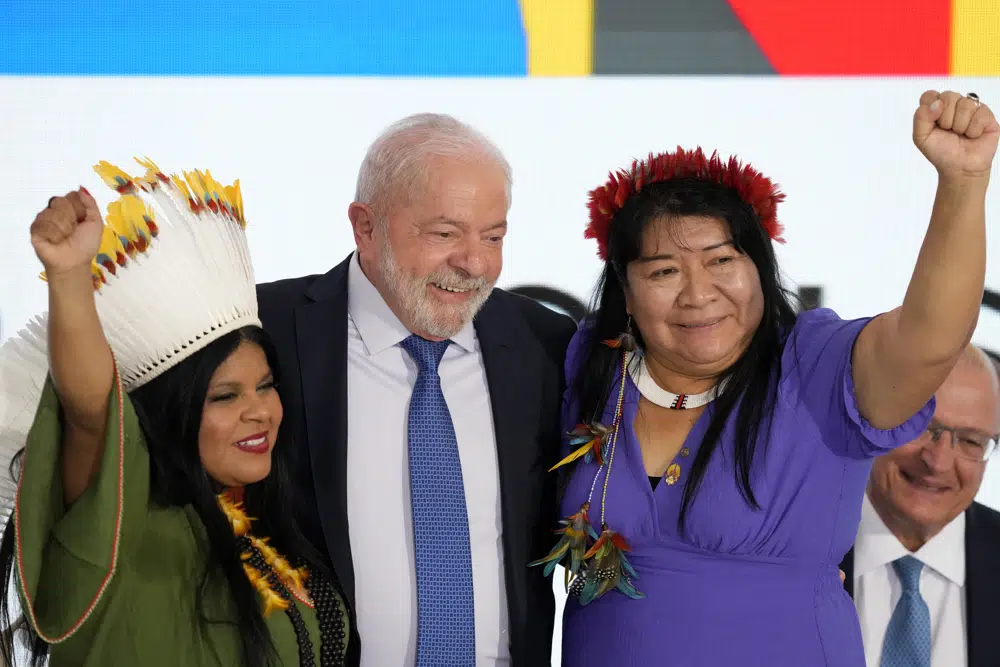 ARCHIVO - La nueva ministra de Pueblos Indígenas, Sonia Guajajara, a la izquierda, el presidente de Brasil, Luiz Inacio Lula da Silva, al centro, y la nueva presidenta de la Fundación Nacional del Indio, Joenia Wapichana, celebran durante su ceremonia de inauguración en el Palacio Planalto en Brasilia. Brasil, 11 de enero de 2023. En rechazo a las primeras medidas de Lula, quien asumió el cargo en enero, el Congreso de Brasil el 1 de junio de 2023 despojó de poderes al nuevo Ministerio de Pueblos Indígenas y al Ministerio de Medio Ambiente y Cambio Climático, ambos dirigidos por mujeres ecologistas. (Foto AP/Eraldo Peres, archivo)