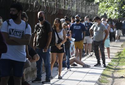 Personas mantienen la distancia social en el Parque Centenario para hacerse la prueba gratuita de COVID-19 en Buenos Aires, Argentina, el viernes 31 de diciembre de 2021. (AP Foto/Gustavo Garello)