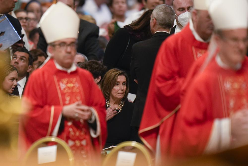 La presidenta de la Cámara de Representantes, Nancy Pelosi, demócrata por California, asiste a una misa celebrada por el papa Francisco en la solemnidad de los santos Pedro y Pablo, en la basílica de San Pedro en el Vaticano, el miércoles 29 de junio de 2022. (Foto AP/Alessandra Tarantino )