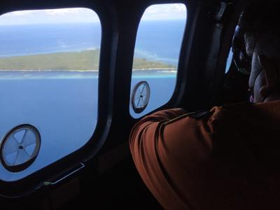 En esta foto publicada por la Agencia de Búsqueda y Rescate de Sulawesi del Sur (BASARNAS Sulawesi Selatan), los miembros del equipo de rescate miran por las ventanas de un helicóptero durante un vuelo de búsqueda de un ferry que se hunde sobre el estrecho de Makassar, Indonesia, el domingo 29 de mayo de 2022. Los rescatistas buscaban a varias personas desaparecidas después de que el ferry, KM Ladang Pertiwi 02, se hundiera con mal tiempo cerca de la isla de Sulawesi, dijeron el domingo las autoridades. (BASARNAS Sulawesi Selatan vía AP)