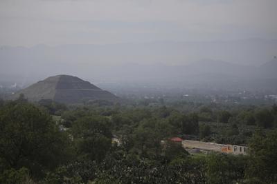 Esta imagen del miércoles 26 de mayo de 2021 muestra un proyecto de construcción privada en las afueras del sitio arqueológico de Teotihuacán, al norte de la Ciudad de México. (AP Foto/Fernando Llano)