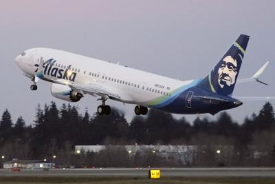 Fotografía de archivo del 1 de marzo de 2021 de un Boeing 737-9 Max de la aerolínea Alaska Airlines mientras despega a San Diego desde el aeropuerto internacional de Seattle-Tacoma en Seattle. (AP Foto/Ted S. Warren, Archivo)