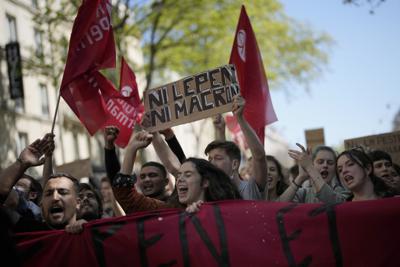 Manifestantes portan un cartel que dice "ni Le Pen ni Macron" en París el 16 de abril del 2022. El centerista Emmanuel Macron y la ultraderechista Marine Le Pen son dos alternativas inaceptables para la izquierda francesa en la segunra ronda de las elecciones presidenciales. (AP Photo/Christophe Ena, File)