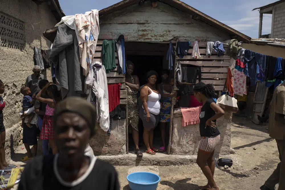 Varias personas desplazadas por la violencia de las pandillas, instaladas en el patio delantero de Jean-Kere Almicar, donde se refugiaron, en Puerto Príncipe, Haití, el 4 de junio de 2023. Casi 200 antiguos residentes en la barriada humilde de Cite Soleil, próxima a la vivienda de Almicar, están acampados ahora en su propiedad y en las mediaciones.  Son parte de los cerca de 165.000 haitianos que huyeron de sus hogares ante el repunte de la violencia de las bandas.  (Foto AP/Ariana Cubillos)