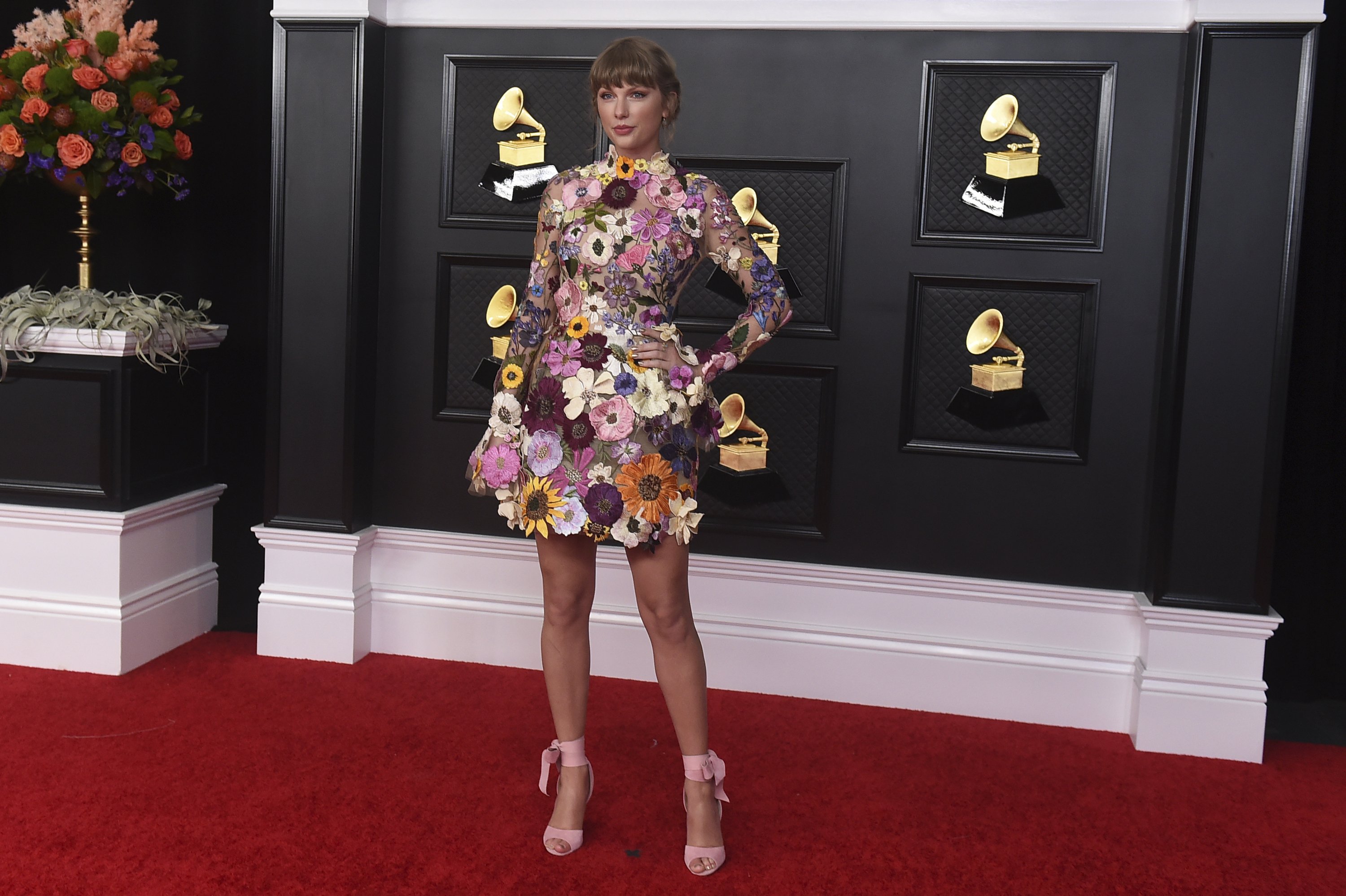 Taylor Swift performs, Harry Styles wins first Grammy award