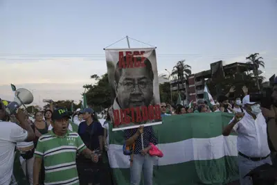 Manifestantes marchan en apoyo del encarcelado líder de oposición y gobernador de Santa Cruz, Luis Fernando Camacho, en Santa Cruz, Bolivia, el jueves 5 de enero de 2023. La fiscalía envió el 29 de diciembre de 2022 a Camacho a prisión preventiva por cuatro meses mientras enfrenta cargos por terrorismo. (AP Foto/Juan Karita)