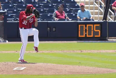 A petición de jugadores, MLB ajusta uso del cronómetro | AP News