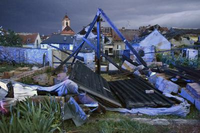 En la imagen, vista de la destrucción causada por un tornado en la localidad de Moravska Nova Ves, en el distrito de Hodonin, en Moravia del Sur, República Checa, el 24 de junio de 2021. (Vaclav Salek/CTK via AP)