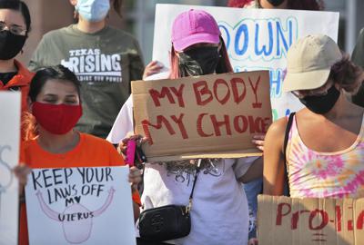 Defensoras del derecho a abortar protestan el miércoles 1 de septiembre de 2021 frente al ayuntamiento de la ciudad de Edinburg, Texas. (Joel Martinez/The Monitor vía AP)
