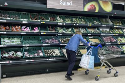 ARCHIVO _ Una compradora camina el lunes 20 de septiembre de 2021 en un supermercado de Londres. (AP Foto/Frank Augstein)