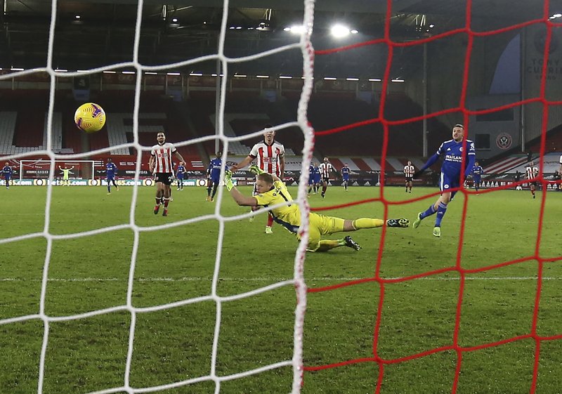 Vardy da agónica victoria a Leicester en Sheffield
