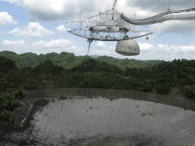 ARCHIVO - En esta fotografía del 13 de julio de 2015 se muestra el radiotelescopio más grande del mundo en el Observatorio de Arecibo, en Arecibo, Puerto Rico. (AP Foto/Dánica Coto, Archivo)