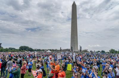 Una multitud participa en la segunda manifestación de la Marcha por Nuestras Vidas en apoyo del control de armas frente al Monumento a Washington, el sábado 11 de junio de 2022, en Washington. (AP Foto/Gemunu Amarasinghe).