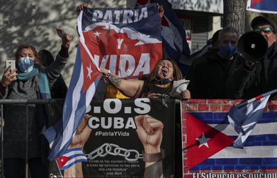 La gente grita consignas contra el gobierno cubano frente a la embajada de Cuba en Santiago, Chile, el viernes 16 de julio de 2021. (AP Foto/Esteban Felix)