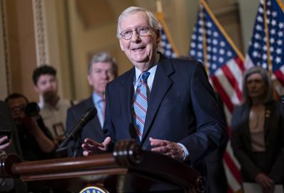 ARCHIVO - El líder de la minoría en el Senado, el republicano de Kentucky Mitch McConnell, habla con la prensa tras una reunión a puerta cerrada en el Capitolio, Washington, el 14 de junio de 2022.  McConnell puso la estrategia en marcha para tomar el control de la Corte Suprema al bloquear la nominación de Merrick Garland, propuesta por Barack Obama, y cambiar las normas del Senado para confirmar con facilidad a los jueces propuestos por Trump. Era un plan a largo plazo que buscaba asegurar una mayoría conservadora para las próximas décadas.  (AP Foto/J. Scott Applewhite, Archivo)