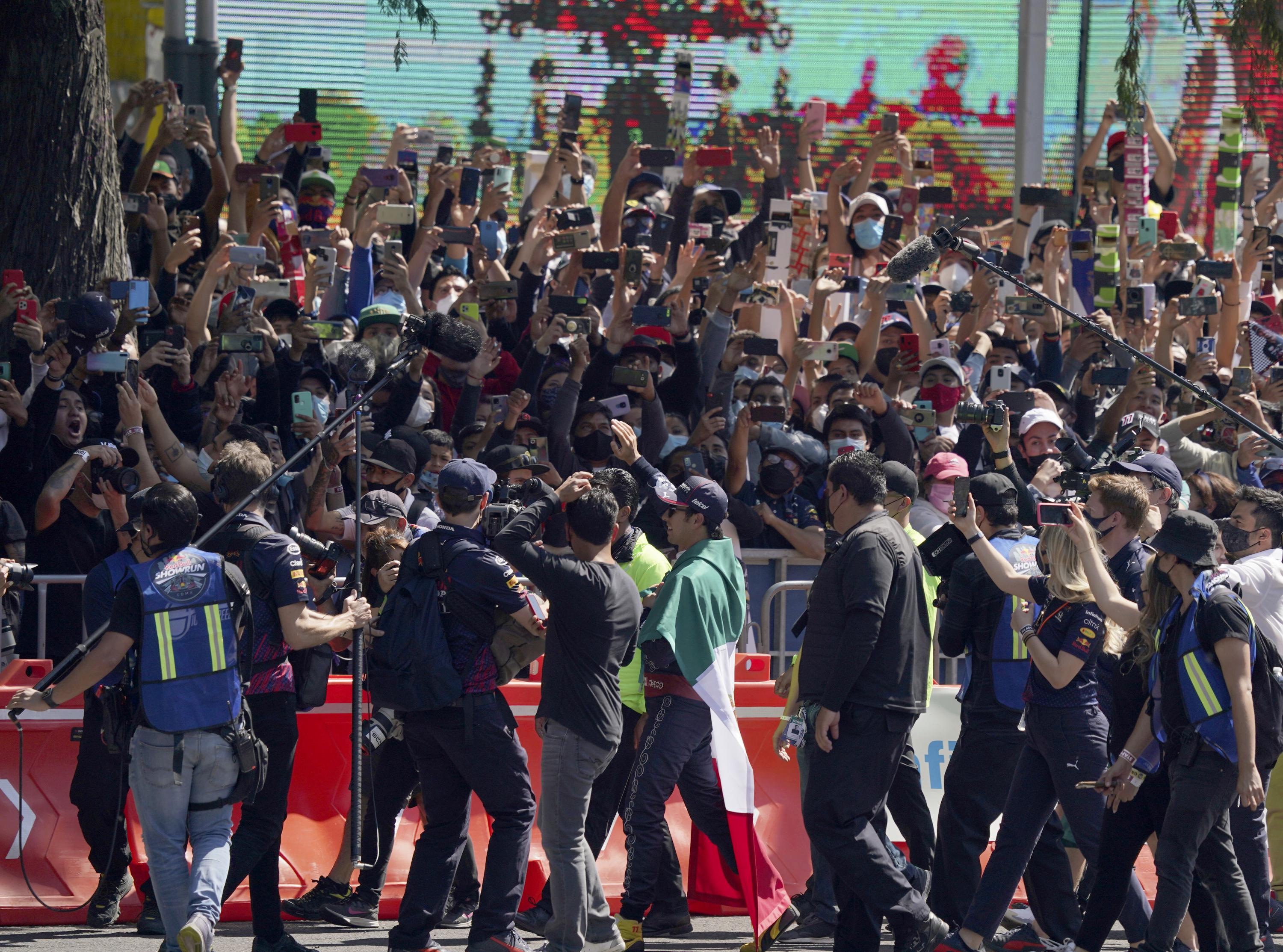 Pérez, de Red Bull, regresa a casa para adorar a la multitud en la Ciudad de México