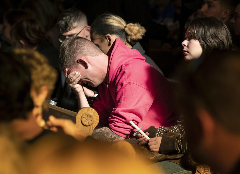 R.J. Lewis llora sobre las bancas de la iglesia unitaria All Souls al inicio de una ceremonia en honor de las víctimas del ataque al Club Q, el domingo 20 de noviembre de 2022, en Colorado Springs, Colorado. (Parker Seibold/The Gazette vía AP)