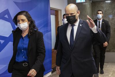 El primer ministro israelí Naftali Bennett, derecha, y su ministra del Interior Ayelet Shaked, izquierda, llegan el domingo 12 de diciembre de 2021 a su reunión semanal del gabinete, en Jerusalén. (AP Foto/Tsafrir Abayov, Pool)