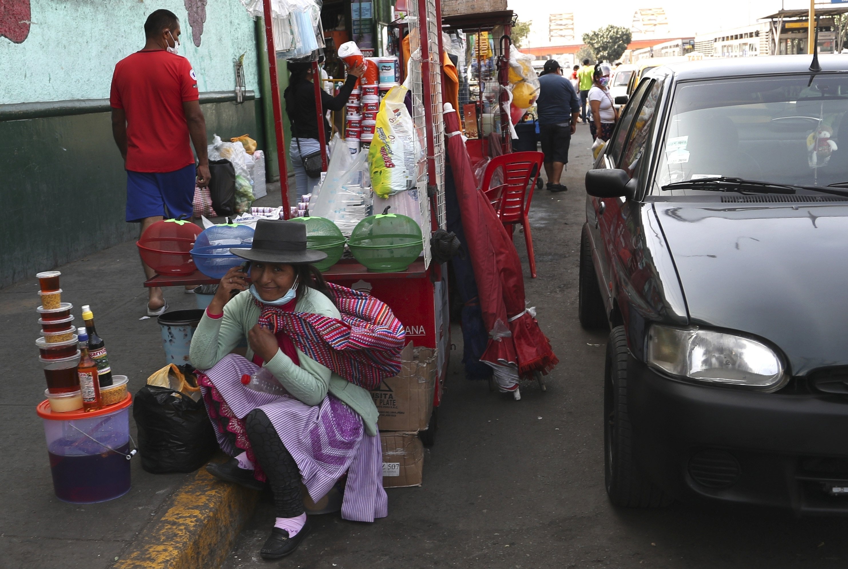 Many Peruvians ignore new virus lockdown orders