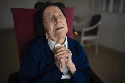 La hermana André posa para una foto en la residencia Sainte Catherine Laboure en Toulon, en el sur de Francia, el miércoles 27 de abril de 2022. La monja francesa, que se cree era la persona más anciana del mundo, murió a los 118 años mientras dormía el martes 17 de enero de 2023, según dijo el miércoles David Tavella, portavoz de la residencia donde vivía en Toulon, Francia. (AP Foto/Daniel Cole, Archivo)