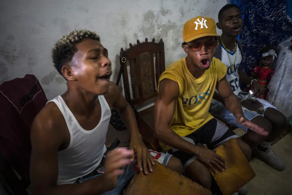 Trommler spielen während einer Santería-Zeremonie im Haus von Mandy Arrazcaeta in Havanna, Kuba, Sonntag, 13. November 2022. | Bildquelle: AP © AP Photo/Ramon Espinosa | Bilder sind in der Regel urheberrechtlich geschützt