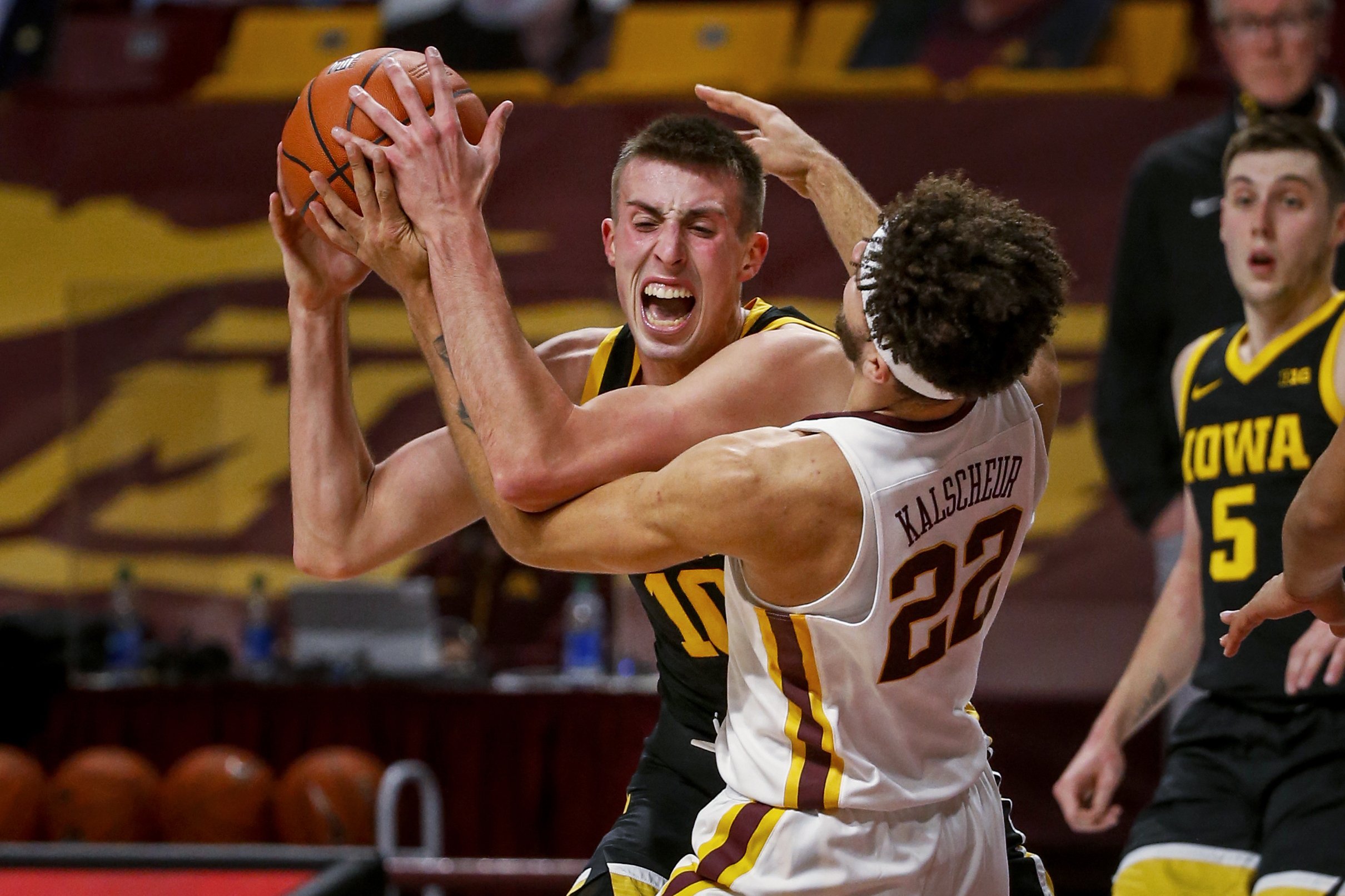 Minnesota takes down No. 4 Iowa 102-95 with 3-point spree - Vimarsana News