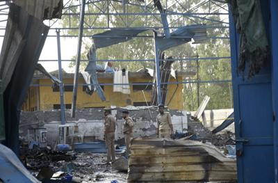 Policías en el sitio de un incendio en una fábrica en Hapur, India, el sábado 4 de junio de 2022. (AP Foto)