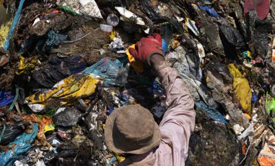 Un reciclador hurga en la basura en un vertedero en Johannesburgo, Sudáfrica, el viernes 20 de mayo de 2022. Activistas ambientales se están reuniendo en Sudáfrica esta semana para presionar a los gobiernos y las empresas para que reduzcan la producción de plástico porque está dañando el medio ambiente del continente. (AP Foto/Themba Hadebe)