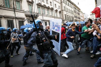 Policías chocan con manifestantes en Roma durante una protesta contra el pasaporte de salud del coronavirus el sábado, 9 de octubre del 2021. (Cecilia Fabiano/LaPresse vía AP)