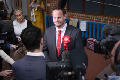 El candidato laborista Simon Lightwood habla con reporteros tras ganar una elección especial en Wakefield, West Yorkshire, el 24 de junio de 2022. (Danny Lawson/PA via AP)