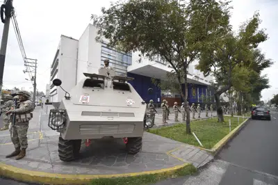 Soldados hacen guardia en Arequipa, Perú, el miércoles 14 de diciembre de 2022. El nuevo gobierno de Perú declaró 30 días de emergencia nacional el miércoles en medio de violentas protestas que sobrevinieron a la destitución del presidente Pedro Castillo y que suspenden los derechos individuales de reunión y de libre movilidad por la nación andina. (AP Foto/Jose Sotomayor)
